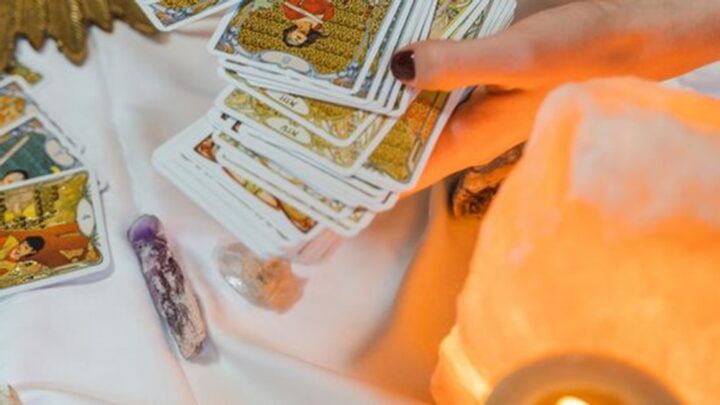 Evo ti Lenormand tumačenje za narednih mesec dana (do kraja maja 2025) za znake: Ovan, Jarac i Rak.