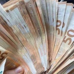 DOSTA JE BILO BESPARICE – ZVIJEZDE OTVARAJU VRATA VELIKOG BOGATSTVA: U narednom periodu pojedine znakove očekuju OGROMNA FINANSIJSKA SREĆA, NOVI IZVORI ZARADE I KARMIČKE NAGRADE ZA SAV NJIHOV TRUD, dok će drugi MORATI PAŽLJIVO ČUVATI SVAKI NOVČIĆ!